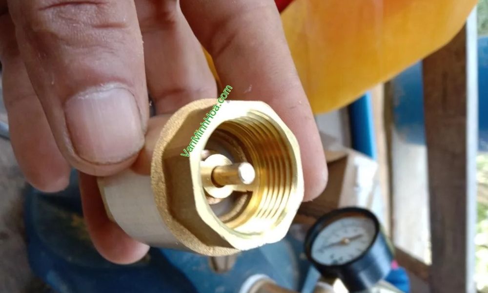 cận cảnh phần ren của van 1 chiều lò xo miha dn100