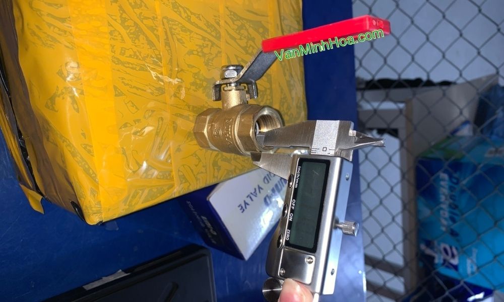 đo độ dày của thân van bi miha tay inox dn25